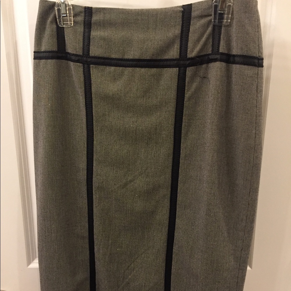 Pencil skirt. Grey with black trim